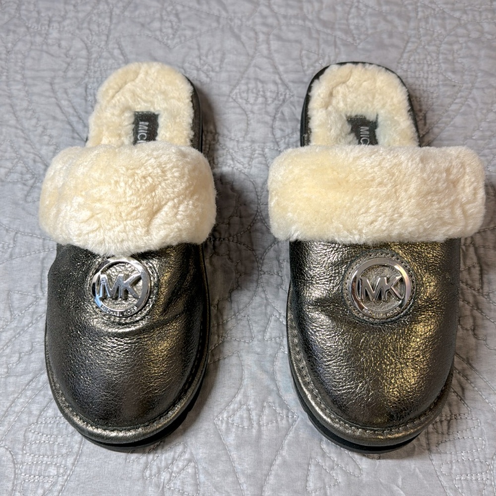 Michael Kors slippers. Leather upper with genuine sheep fur. Bronze color.